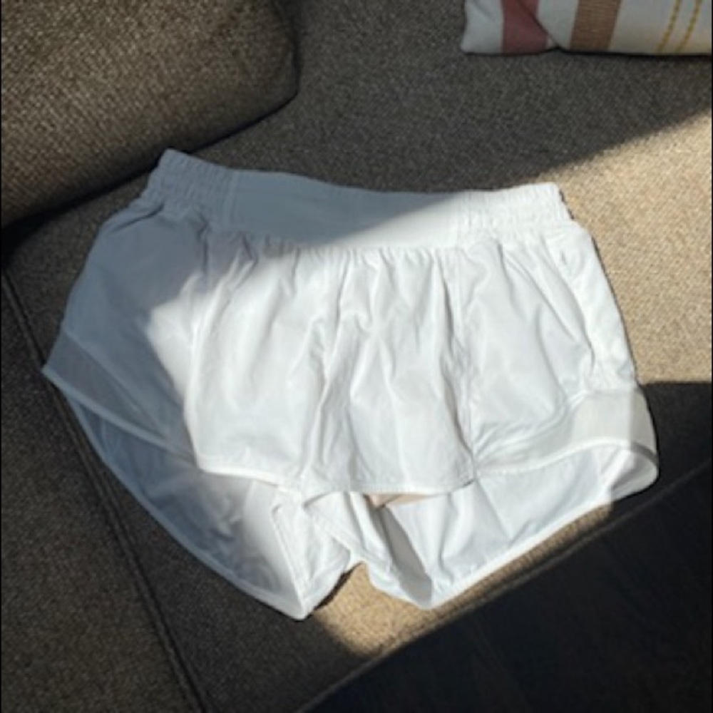 Lululemon White Hotty Hots 2.5” size 8